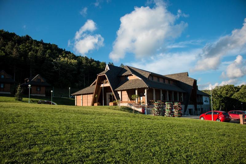 Etno Complex Vrdnicka Kula Hotel Vrdnik Exterior photo